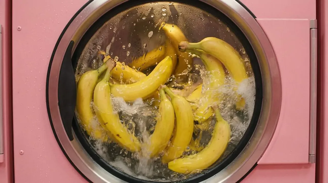 香蕉在粉色洗衣机中翻滚的趣味 Nano Banana 2 图片